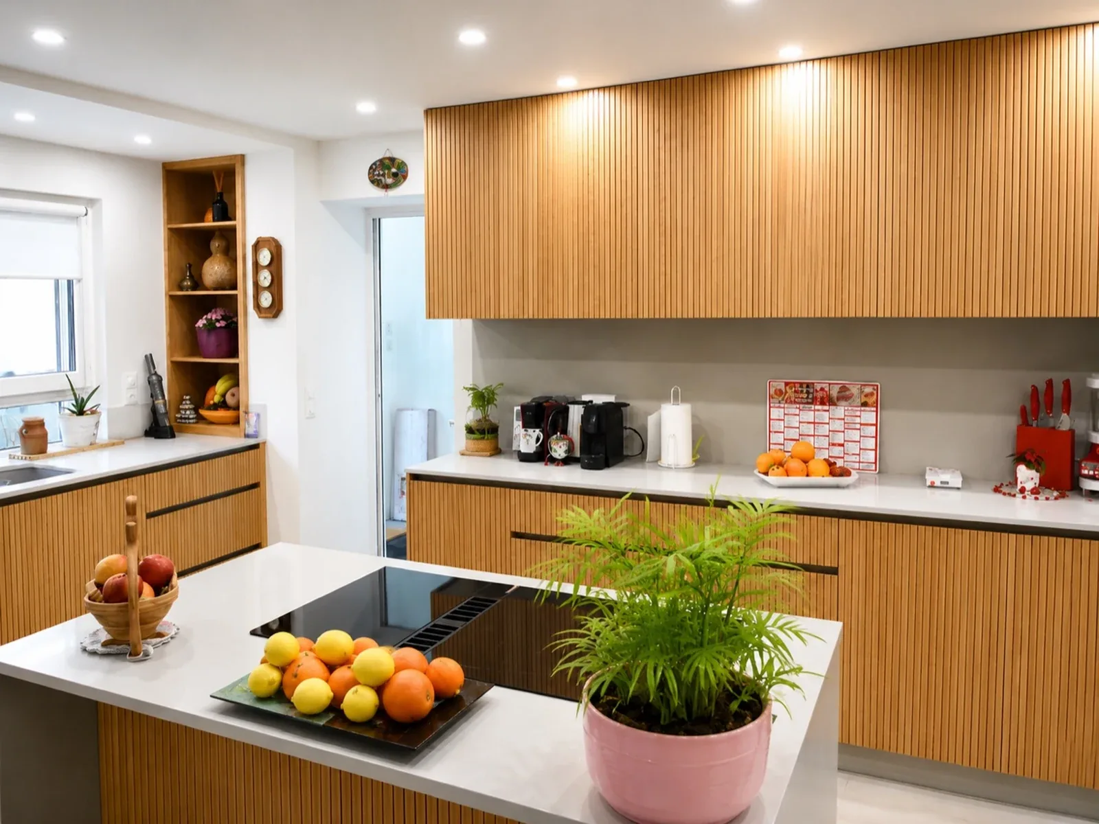 Cuisine moderne en bois avec ilot central